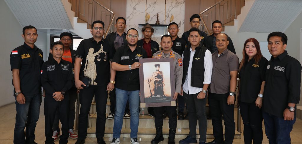 Lukisan Sisingamangaraja XII Jadi Simbol Sinergi dalam Audiensi DPC AMS XII dengan Kapolrestabes Medan