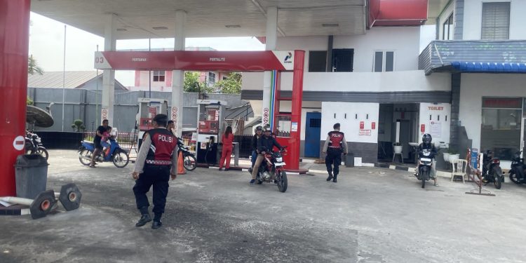 Patroli SPBU, Sat Samapta Polres Pematangsiantar Pastikan Pengisian BBM Aman dan Kondusif