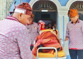 Dengar Warga Sakit, Bupati Anton Langsung Turun Tangan dan Evakuasi ke RSUD Perdagangan
