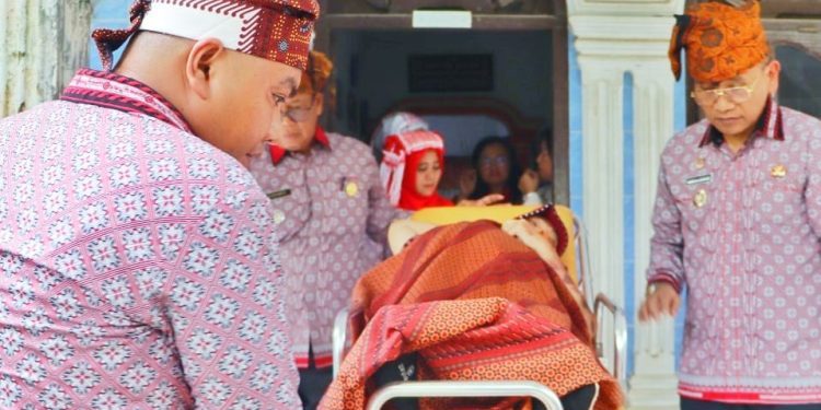 Dengar Warga Sakit, Bupati Anton Langsung Turun Tangan dan Evakuasi ke RSUD Perdagangan Dengar Warga Sakit, Bupati Anton Langsung Turun Tangan dan Evakuasi ke RSUD Perdagangan
