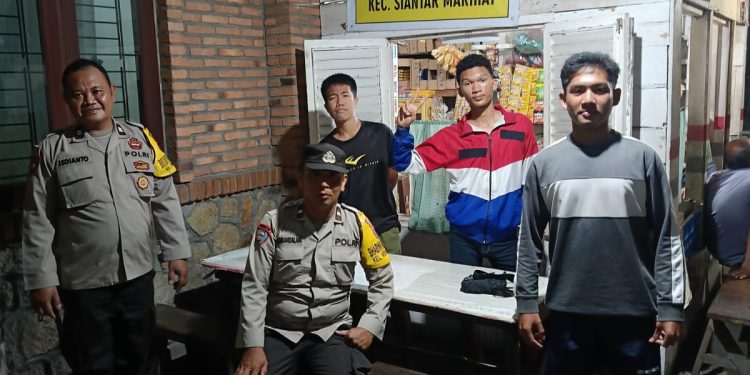 Sapa Siskamling Tengah Malam, Polsek Siantar Marihat Perkuat Pos Kamling dan Ajak Warga Waspada Kejahatan Sapa Siskamling Tengah Malam, Polsek Siantar Marihat Perkuat Pos Kamling dan Ajak Warga Waspada Kejahatan