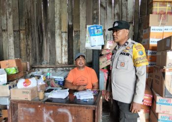 Sambangi Gudang Ekspedisi, Bhabinkamtibmas Polsek Siantar Timur Ingatkan Bahaya Kebakaran dan Ajak Warga Aktif Jaga Kamtibmas