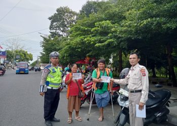 Satlantas Polres Pematangsiantar Gencarkan Edukasi Tertib Berlalu Lintas di Taman Bunga, Juru Parkir Ikut Diingatkan