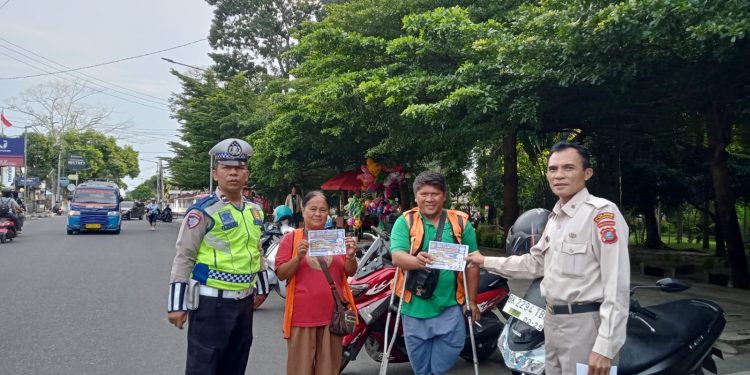 Satlantas Polres Pematangsiantar Gencarkan Edukasi Tertib Berlalu Lintas di Taman Bunga, Juru Parkir Ikut Diingatkan