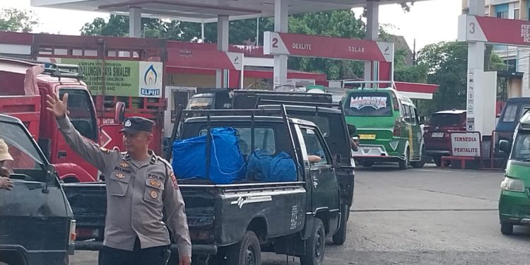 Laporan Call Center 110 Direspons Cepat, Polsek Siantar Utara Urai Kemacetan di SPBU Jalan Patuan Nagari Laporan Call Center 110 Direspons Cepat, Polsek Siantar Utara Urai Kemacetan di SPBU Jalan Patuan Nagari