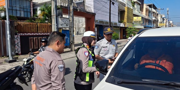 Satlantas Polres Pematangsiantar Gelar Razia Gabungan Pajak Kendaraan, Belasan Kendaraan Tunggak PKB Terjaring Satlantas Polres Pematangsiantar Gelar Razia Gabungan Pajak Kendaraan, Belasan Kendaraan Tunggak PKB Terjaring