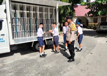 Kawal Distribusi 1.124 Paket MBG, Bhabinkamtibmas Polsek Siantar Timur Turun Langsung ke SMPN 1