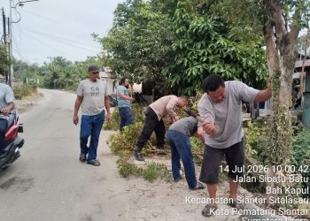 Respons Keluhan Warga, Bhabinkamtibmas Polsek Siantar Martoba Gotong Royong Bersihkan Pohon Ganggu Jalan