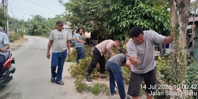 Respons Keluhan Warga, Bhabinkamtibmas Polsek Siantar Martoba Gotong Royong Bersihkan Pohon Ganggu Jalan
