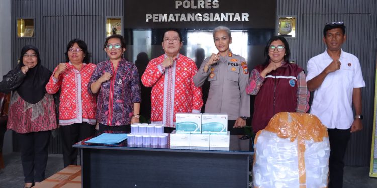 Perkuat Perang Melawan Narkoba, Wali Kota Pematangsiantar Serahkan Alat Tes Urine ke Kapolres Perkuat Perang Melawan Narkoba, Wali Kota Pematangsiantar Serahkan Alat Tes Urine ke Kapolres