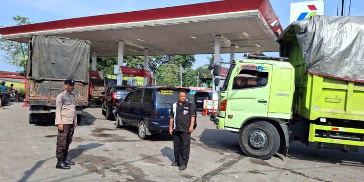 Antisipasi Antrean Panjang, Polres Pematangsiantar Perketat Pengamanan Distribusi BBM di 10 SPBU Antisipasi Antrean Panjang, Polres Pematangsiantar Perketat Pengamanan Distribusi BBM di 10 SPBU