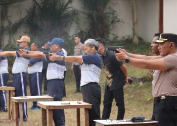Asah Kemampuan Tempur, Kapolres Pematangsiantar Pimpin Latihan Menembak Personel