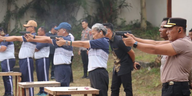 Asah Kemampuan Tempur, Kapolres Pematangsiantar Pimpin Latihan Menembak Personel