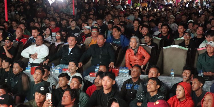 Kapolres Pematangsiantar Turun Langsung Nobar Final Piala Dunia, 450 Warga Padati Lapangan Adam Malik Kapolres Pematangsiantar Turun Langsung Nobar Final Piala Dunia, 450 Warga Padati Lapangan Adam Malik