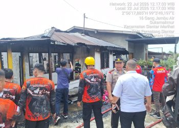 Dua Rumah Warga Terbakar Hebat di Siantar Marihat, Kapolsek Turun Langsung Cek TKP