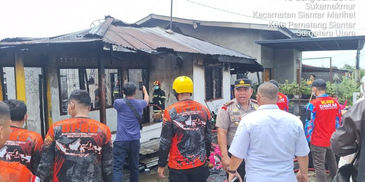 Dua Rumah Warga Terbakar Hebat di Siantar Marihat, Kapolsek Turun Langsung Cek TKP