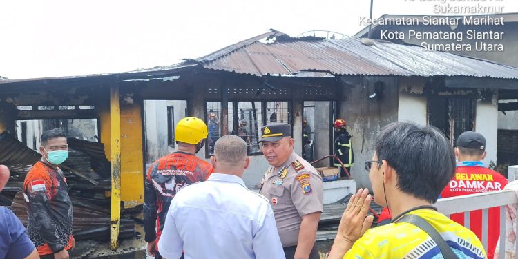 Dua Rumah Semi Permanen Terbakar di Siantar Marihat, Kerugian Ditaksir Rp250 Juta Dua Rumah Semi Permanen Terbakar di Siantar Marihat, Kerugian Ditaksir Rp250 Juta