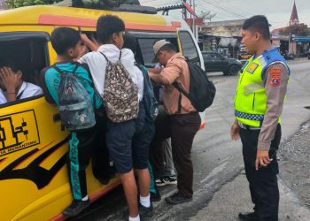 Angkutan Umum Angkut Penumpang di Atap dan Bergelantungan, Sat Lantas Pematangsiantar Siapkan Tilang