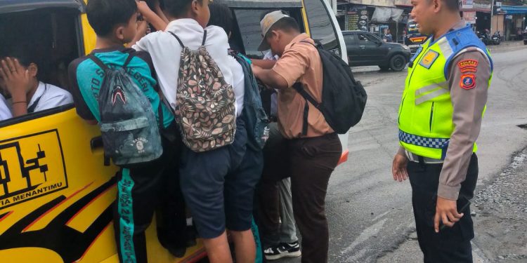 Angkutan Umum Angkut Penumpang di Atap dan Bergelantungan, Sat Lantas Pematangsiantar Siapkan Tilang