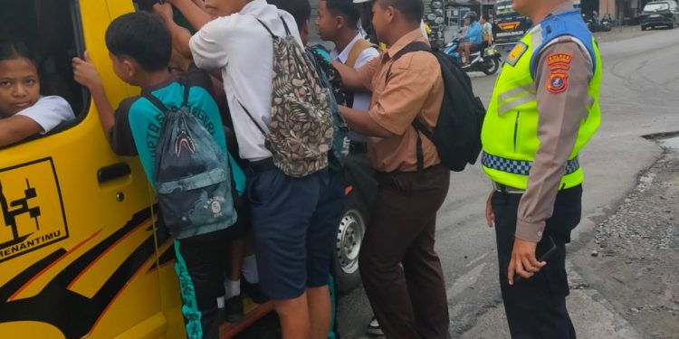 Angkutan Umum Bawa Pelajar di Atap dan Bergelantungan, Satlantas Pematangsiantar Siap Tilang Mulai Pekan Depan