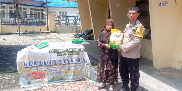 Diserbu Warga, 100 Sak Beras SPHP Ludes di GPM Polsek Siantar Timur Diserbu Warga, 100 Sak Beras SPHP Ludes di GPM Polsek Siantar Timur