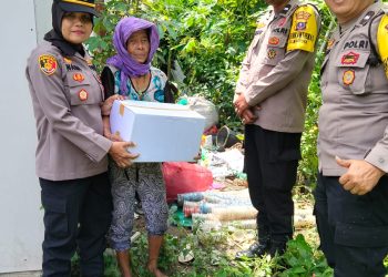 Jumat Berkah Polsek Siantar Utara, Kapolsek Turun Langsung Antar Bansos kepada Warga