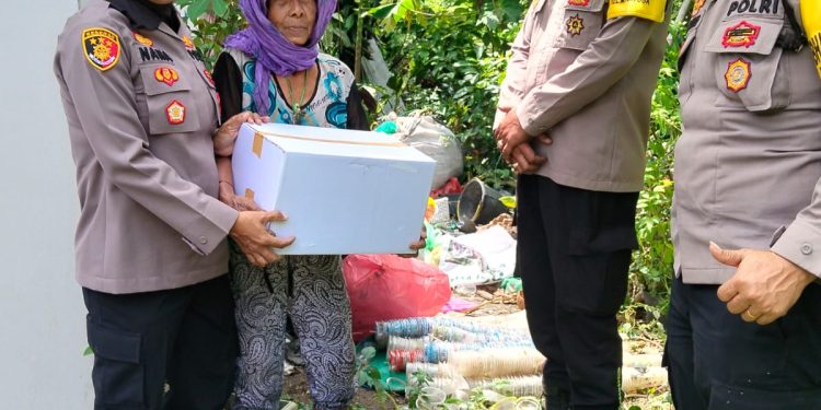 Jumat Berkah Polsek Siantar Utara, Kapolsek Turun Langsung Antar Bansos kepada Warga