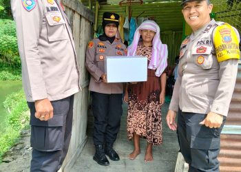 Jumat Berkah, Kapolsek Siantar Utara Turun Langsung Antar Bansos ke Tiga Warga
