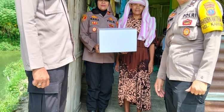 Jumat Berkah, Kapolsek Siantar Utara Turun Langsung Antar Bansos ke Tiga Warga