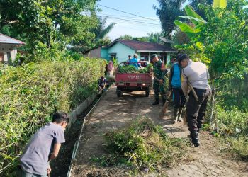 Tiga Pilar Kompak Gotong Royong di Tambun Nabolon, Bhabinkamtibmas Ajak Warga Jaga Lingkungan