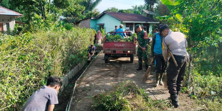 Tiga Pilar Kompak Gotong Royong di Tambun Nabolon, Bhabinkamtibmas Ajak Warga Jaga Lingkungan Tiga Pilar Kompak Gotong Royong di Tambun Nabolon, Bhabinkamtibmas Ajak Warga Jaga Lingkungan