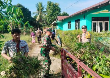 Tiga Pilar Kompak Gotong Royong di Tambun Nabolon, Bhabinkamtibmas Turun Langsung Cegah Banjir