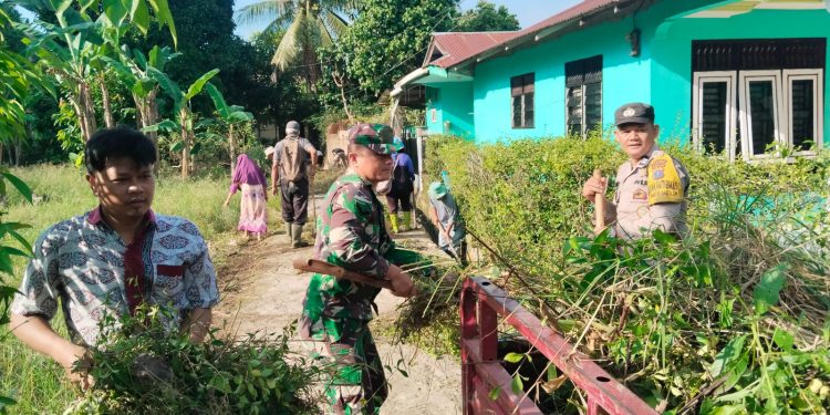 Tiga Pilar Kompak Gotong Royong di Tambun Nabolon, Bhabinkamtibmas Turun Langsung Cegah Banjir