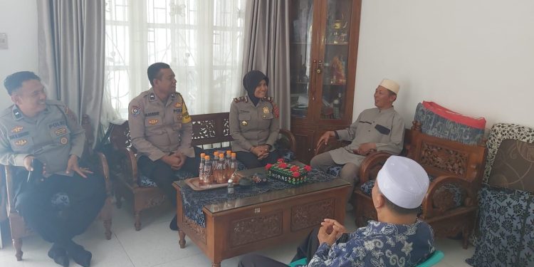 Perkuat Sinergi Ulama dan Polisi, Kapolsek Siantar Utara Sambangi Ketua MUI Perkuat Sinergi Ulama dan Polisi, Kapolsek Siantar Utara Sambangi Ketua MUI