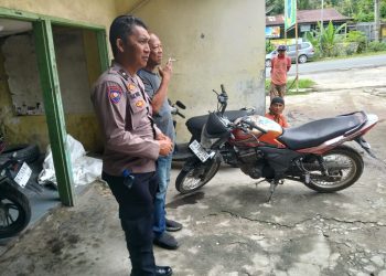 Cegah Curanmor, Bhabinkamtibmas Polsek Siantar Utara Ingatkan Warga Kunci Stang Saat Parkir