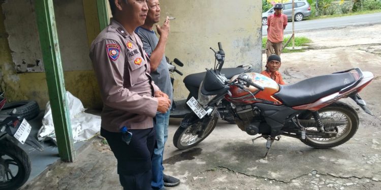 Cegah Curanmor, Bhabinkamtibmas Polsek Siantar Utara Ingatkan Warga Kunci Stang Saat Parkir Cegah Curanmor, Bhabinkamtibmas Polsek Siantar Utara Ingatkan Warga Kunci Stang Saat Parkir