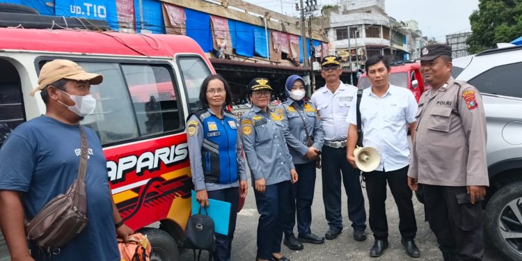 Parkir dan Bongkar Muat di Badan Jalan Ditertibkan, Polsek Siantar Barat Sasar Kawasan Pasar Horas Parkir dan Bongkar Muat di Badan Jalan Ditertibkan, Polsek Siantar Barat Sasar Kawasan Pasar Horas