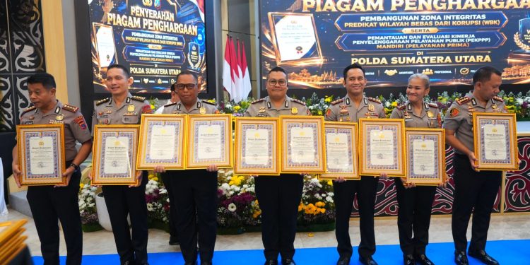 Kapolres Pematangsiantar Raih Penghargaan Pelayanan Prima Kategori A dari Kapolri Kapolres Pematangsiantar Raih Penghargaan Pelayanan Prima Kategori A dari Kapolri