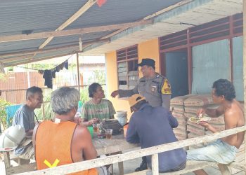 Cegah Kecelakaan di Proyek Drainase, Bhabinkamtibmas Polsek Siantar Marihat Ingatkan Pekerja Bersihkan Tanah Galian