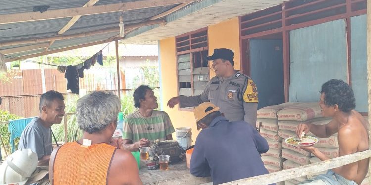 Cegah Kecelakaan di Proyek Drainase, Bhabinkamtibmas Polsek Siantar Marihat Ingatkan Pekerja Bersihkan Tanah Galian Cegah Kecelakaan di Proyek Drainase, Bhabinkamtibmas Polsek Siantar Marihat Ingatkan Pekerja Bersihkan Tanah Galian