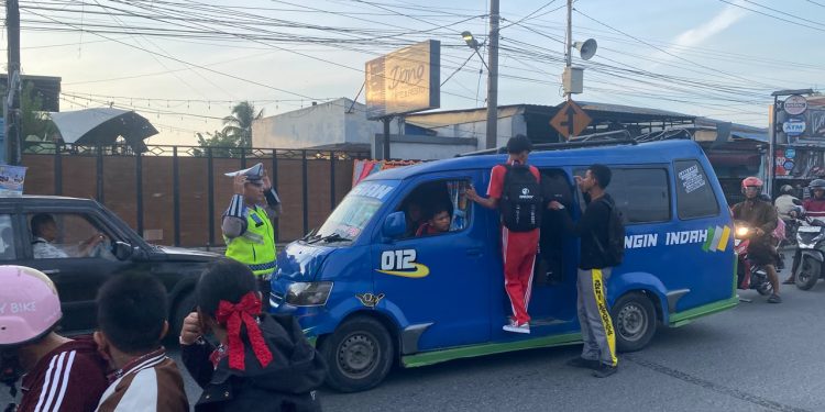 Angkut Pelajar di Atas Kap dan Bergelantungan, Satlantas Pematangsiantar Ancam Tilang Sopir Angkot Angkut Pelajar di Atas Kap dan Bergelantungan, Satlantas Pematangsiantar Ancam Tilang Sopir Angkot