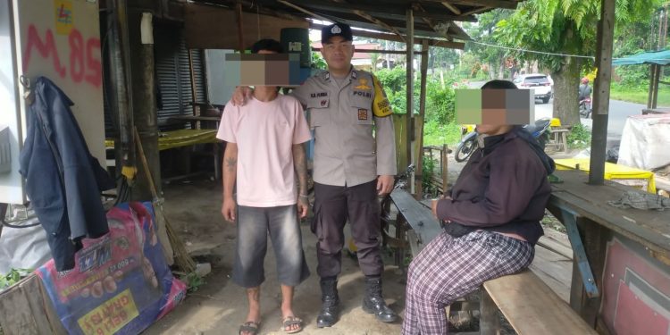 Resahkan Ibu Kandung, Pria 25 Tahun Ditegur dan Dinasihati Bhabinkamtibmas Polsek Siantar Martoba Resahkan Ibu Kandung, Pria 25 Tahun Ditegur dan Dinasihati Bhabinkamtibmas Polsek Siantar Martoba
