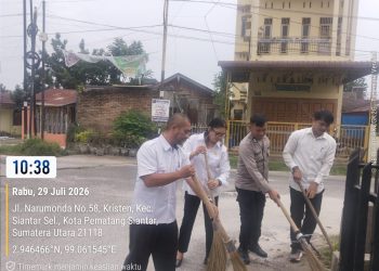 Cegah Banjir Mengintai, Bhabinkamtibmas Polsek Siantar Selatan Turun Bersihkan Drainase Bersama Warga