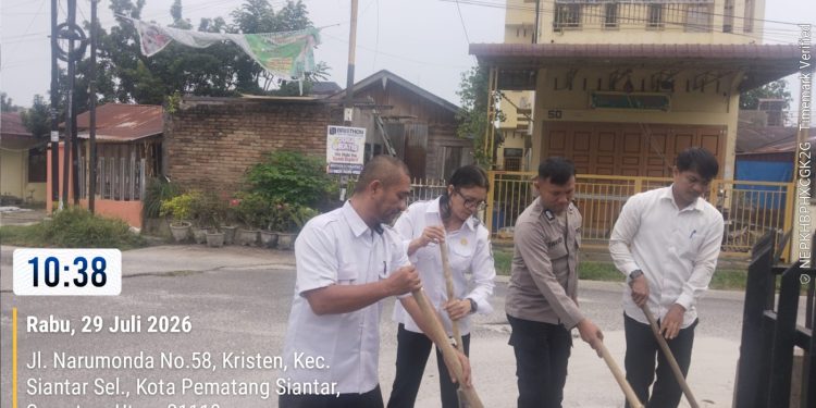 Cegah Banjir Mengintai, Bhabinkamtibmas Polsek Siantar Selatan Turun Bersihkan Drainase Bersama Warga Cegah Banjir Mengintai, Bhabinkamtibmas Polsek Siantar Selatan Turun Bersihkan Drainase Bersama Warga