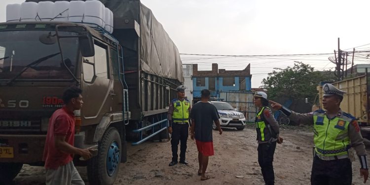 Cegah Truk Overload Picu Kecelakaan, Sat Lantas Pematangsiantar Tegur Pengusaha Angkutan Barang Cegah Truk Overload Picu Kecelakaan, Sat Lantas Pematangsiantar Tegur Pengusaha Angkutan Barang