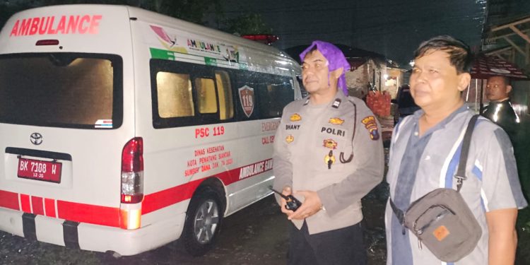 Tembok Pesantren Roboh Timpa Rumah Warga, Polsek Siantar Martoba Gerak Cepat Evakuasi Korban Tembok Pesantren Roboh Timpa Rumah Warga, Polsek Siantar Martoba Gerak Cepat Evakuasi Korban