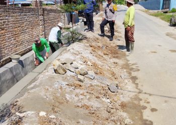 Kawal Pembangunan Drainase, Bhabinkamtibmas Siantar Marihat Turun Cek Pekerjaan Pokmas di Jalan Manunggal Karya