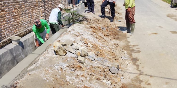 Kawal Pembangunan Drainase, Bhabinkamtibmas Siantar Marihat Turun Cek Pekerjaan Pokmas di Jalan Manunggal Karya Kawal Pembangunan Drainase, Bhabinkamtibmas Siantar Marihat Turun Cek Pekerjaan Pokmas di Jalan Manunggal Karya