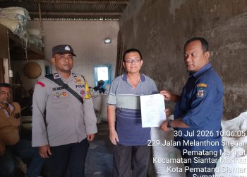 Sambut HUT ke-81 RI, Bhabinkamtibmas dan Lurah Pematang Marihat Turun Bagikan Edaran Wali Kota