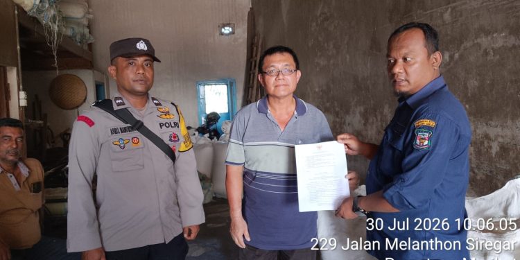 Sambut HUT ke-81 RI, Bhabinkamtibmas dan Lurah Pematang Marihat Turun Bagikan Edaran Wali Kota Sambut HUT ke-81 RI, Bhabinkamtibmas dan Lurah Pematang Marihat Turun Bagikan Edaran Wali Kota